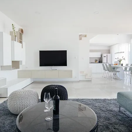 Apartment Lonely Place *